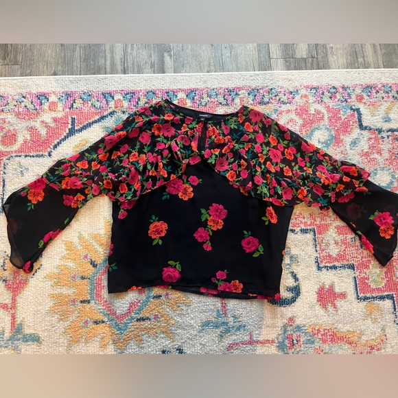 Express Floral Keyhole Ruffle Top Black Red Small - Picture 2 of 5